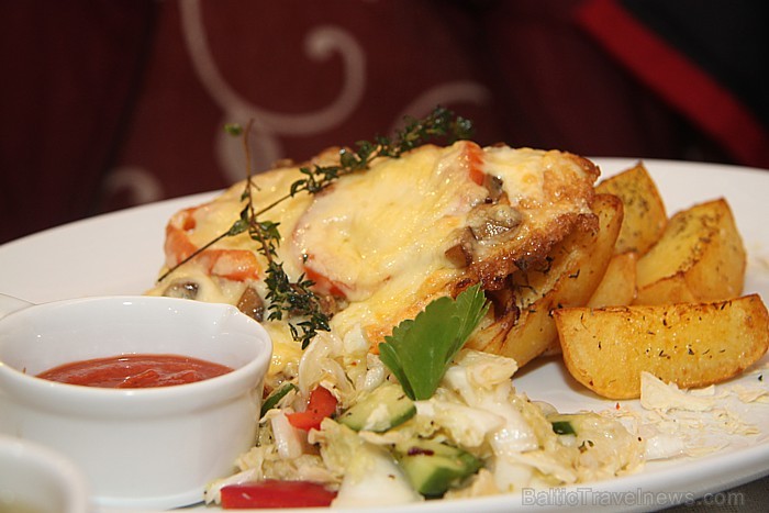 Pilsmuižas krodziņs - tā ir lieliska vieta Limbažos, kur nobaudīt gardu maltīti un pavadīt laiku patīkamā atmosfērā. Foto sponsors: www.visitlimbazi.l Pilsmuižas krodziņs - tā ir lieliska vieta Limbažos, kur nobaudīt gardu maltīti un pavadīt laiku patīkamā atmosfērā. Foto sponsors: www.visitlimbazi.l 85639