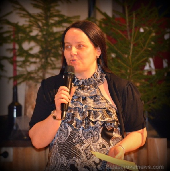 Tukuma TIC vadītāja Ingrīda Smuškova pasniedz balvu nominācijā «Tūrisma dižā mājas lapa Kurzemē 2012» Foto: Līva Dāvidsone Tukuma TIC vadītāja Ingrīda Smuškova pasniedz balvu nominācijā «Tūrisma dižā mājas lapa Kurzemē 2012» Foto: Līva Dāvidsone 85824