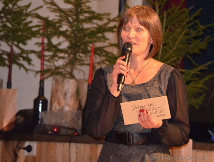 Saldus TIC vadītāja Ginta Andersone pasniedz balvu «Dižais eko piedāvājums Kurzemē 2012» Foto: Līva Dāvidsone Saldus TIC vadītāja Ginta Andersone pasniedz balvu «Dižais eko piedāvājums Kurzemē 2012» Foto: Līva Dāvidsone 85832