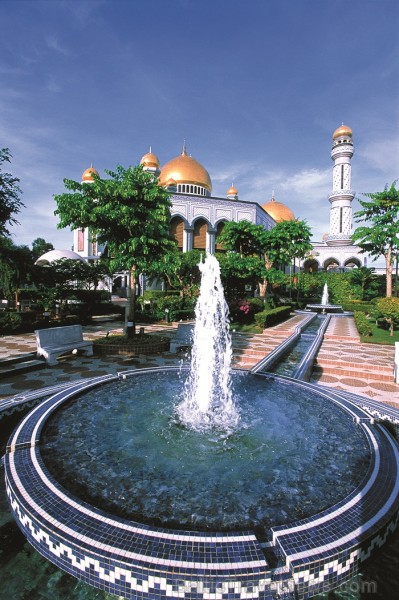 Bruneja ir sultanāts Āzijas dienvidos Borneo salas ziemeļrietumu daļā un šīs valsts galvaspilsēta ir Bandarseribegavana. Foto: www.bruneitourism.trave Bruneja ir sultanāts Āzijas dienvidos Borneo salas ziemeļrietumu daļā un šīs valsts galvaspilsēta ir Bandarseribegavana. Foto: www.bruneitourism.trave 85942