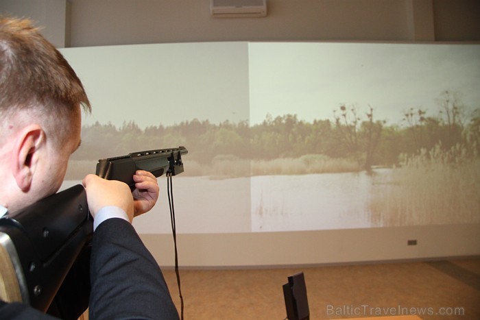 Latvijas žurnālistiem un Purnavu muižas viesiem bija iespēja izmantot interaktīvo šautuvi un eletroniski pietēmēties uz meža pīli vai mežacūku Latvijas žurnālistiem un Purnavu muižas viesiem bija iespēja izmantot interaktīvo šautuvi un eletroniski pietēmēties uz meža pīli vai mežacūku 86153