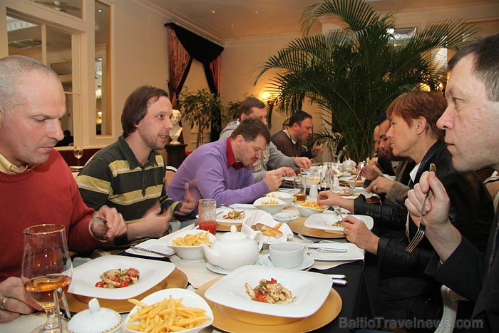 Biznesa pusdienas viesnīcas Grand Palace Hotel Rīga restorānā «Suite» kopā ar TomTom pārstāvjiem Biznesa pusdienas viesnīcas Grand Palace Hotel Rīga restorānā «Suite» kopā ar TomTom pārstāvjiem 86295