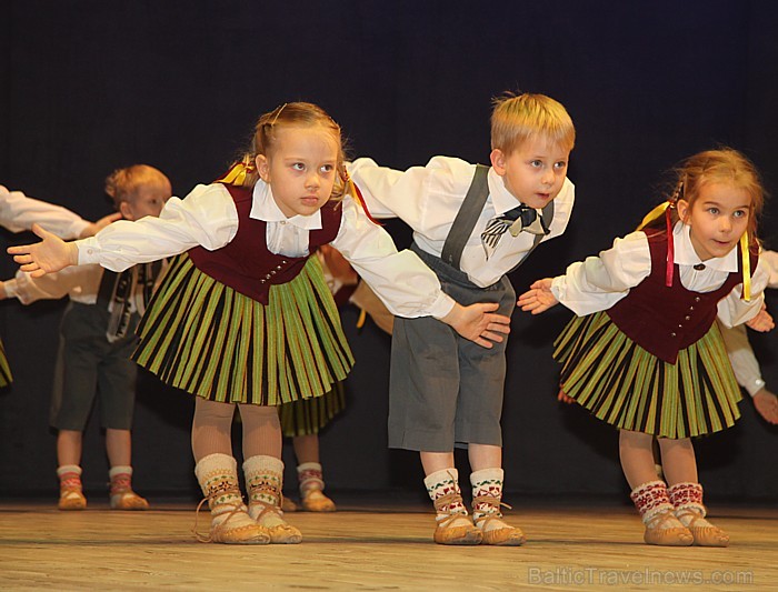 Koncerts «Sagaidot Ziemassvētkus» Ogrē kopā ar deju studiju Pīlādzītis un TDA Ogre - 16.12.2012 - vairāk informācijas par Ogri - www.LatvijasCentrs.lv Koncerts «Sagaidot Ziemassvētkus» Ogrē kopā ar deju studiju Pīlādzītis un TDA Ogre - 16.12.2012 - vairāk informācijas par Ogri - www.LatvijasCentrs.lv 86377