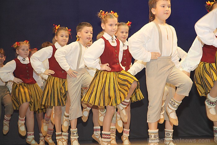 Koncerts «Sagaidot Ziemassvētkus» Ogrē kopā ar deju studiju Pīlādzītis un TDA Ogre - 16.12.2012 - vairāk informācijas par Ogri - www.LatvijasCentrs.lv Koncerts «Sagaidot Ziemassvētkus» Ogrē kopā ar deju studiju Pīlādzītis un TDA Ogre - 16.12.2012 - vairāk informācijas par Ogri - www.LatvijasCentrs.lv 86392