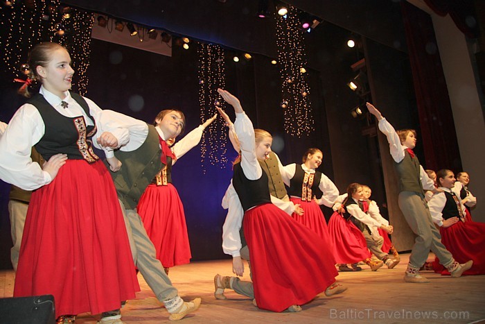 Koncerts «Sagaidot Ziemassvētkus» Ogrē kopā ar deju studiju Pīlādzītis un TDA Ogre - 16.12.2012 - vairāk informācijas par Ogri - www.LatvijasCentrs.lv Koncerts «Sagaidot Ziemassvētkus» Ogrē kopā ar deju studiju Pīlādzītis un TDA Ogre - 16.12.2012 - vairāk informācijas par Ogri - www.LatvijasCentrs.lv 86395