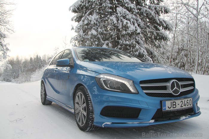 Aivars Mackevičs: jaunais Mercedes A250 ļoti labi vadās un ir manevrīgs, ko nodrošina arī auto izmēri un labā pārredzmība, lai gan aizmugures skats ir Aivars Mackevičs: jaunais Mercedes A250 ļoti labi vadās un ir manevrīgs, ko nodrošina arī auto izmēri un labā pārredzmība, lai gan aizmugures skats ir 86440