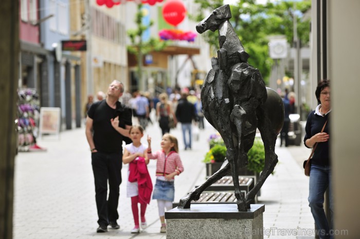 Lihtenšteina ir mazākā, bet bagātākā vāciski runājošā valsts pasaulē un vienīgā Alpu valsts, kuras teritorija pilnībā atrodas Alpos. Foto: Liechtenste Lihtenšteina ir mazākā, bet bagātākā vāciski runājošā valsts pasaulē un vienīgā Alpu valsts, kuras teritorija pilnībā atrodas Alpos. Foto: Liechtenste 86534