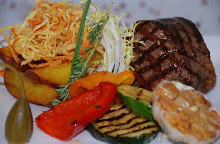 2012. gada 18. decembrī restorānā «Pie Kristapa Kunga» viduslaiku noskaņā tika svinētas Kristapa dienas. Foto: www.piekristapa.lv 2012. gada 18. decembrī restorānā «Pie Kristapa Kunga» viduslaiku noskaņā tika svinētas Kristapa dienas. Foto: www.piekristapa.lv 86580