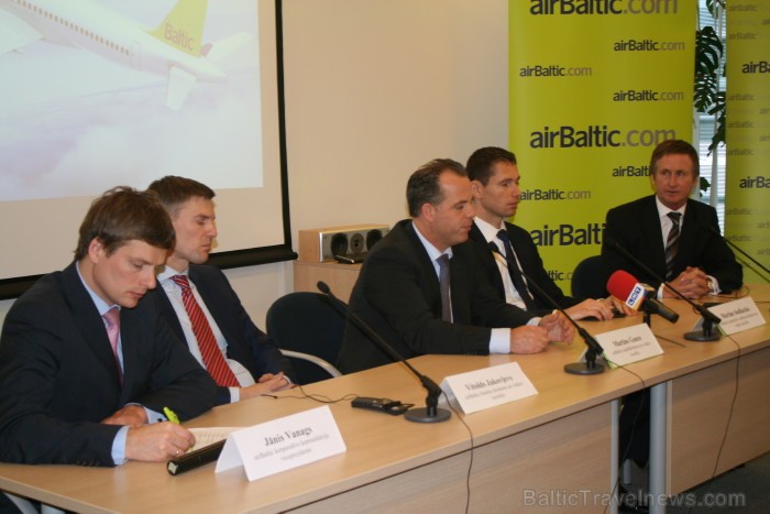 20.12.2012. airBaltic parakstīja līgumu par līdz 20 CSeries lidmašīnu iegādi, flote tiks papildināta ar Bombardier CS300 lidmašīnām. 20.12.2012. airBaltic parakstīja līgumu par līdz 20 CSeries lidmašīnu iegādi, flote tiks papildināta ar Bombardier CS300 lidmašīnām. 86570