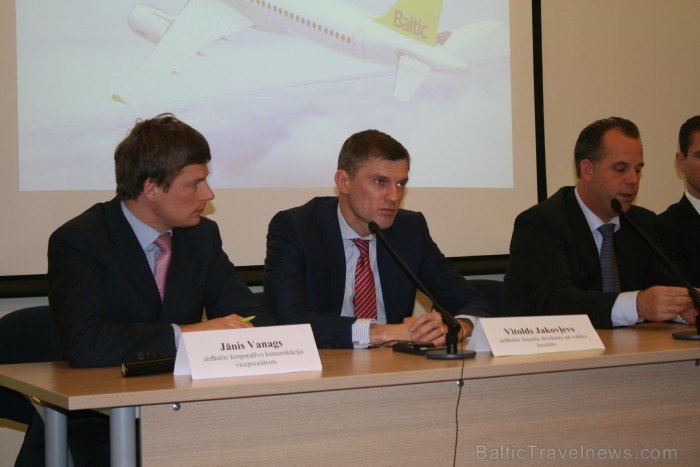 No kreisās: Jānis Vanags - airBaltic korporatīvo komunikāciju viceprezidents, Vitolds Jakovļevs - airBaltic finanšu direktors un valdes loceklis. No kreisās: Jānis Vanags - airBaltic korporatīvo komunikāciju viceprezidents, Vitolds Jakovļevs - airBaltic finanšu direktors un valdes loceklis. 86572