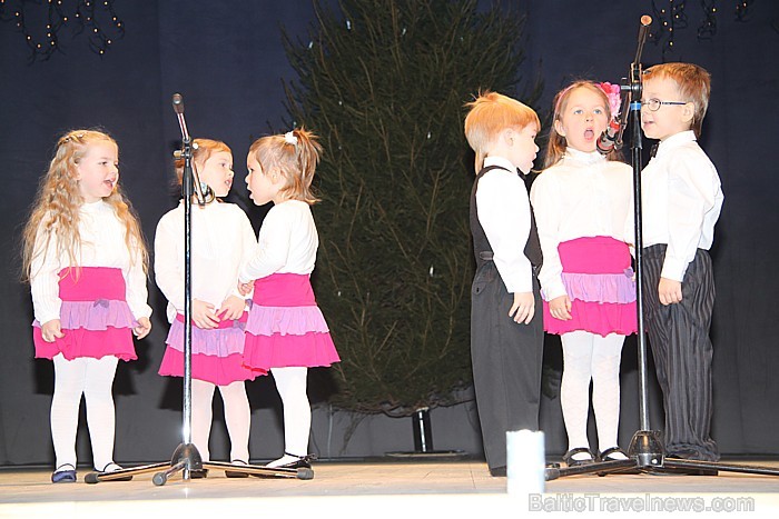 Ziemassvētku koncerts 22.12.2012 kopā ar Svilpastēm Ogres Kultūras centrā - www.latvijascentrs.lv Ziemassvētku koncerts 22.12.2012 kopā ar Svilpastēm Ogres Kultūras centrā - www.latvijascentrs.lv 86677