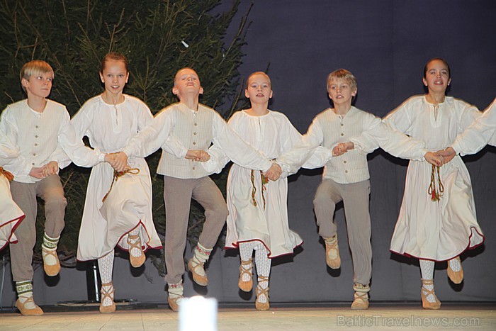 Ziemassvētku koncerts 22.12.2012 kopā ar Svilpastēm Ogres Kultūras centrā - www.latvijascentrs.lv Ziemassvētku koncerts 22.12.2012 kopā ar Svilpastēm Ogres Kultūras centrā - www.latvijascentrs.lv 86679