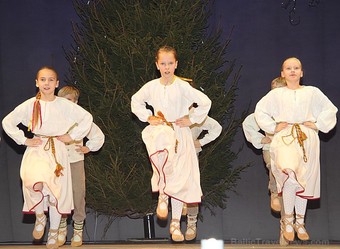Ziemassvētku koncerts 22.12.2012 kopā ar Svilpastēm Ogres Kultūras centrā - www.latvijascentrs.lv Ziemassvētku koncerts 22.12.2012 kopā ar Svilpastēm Ogres Kultūras centrā - www.latvijascentrs.lv 86680