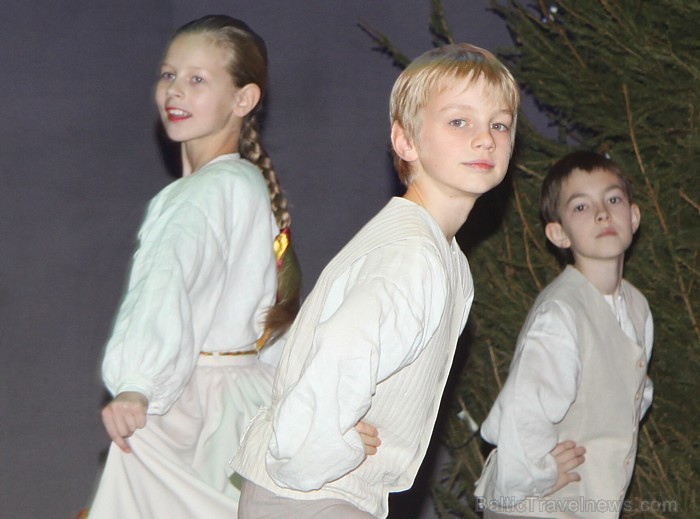 Ziemassvētku koncerts 22.12.2012 kopā ar Svilpastēm Ogres Kultūras centrā - www.latvijascentrs.lv Ziemassvētku koncerts 22.12.2012 kopā ar Svilpastēm Ogres Kultūras centrā - www.latvijascentrs.lv 86683