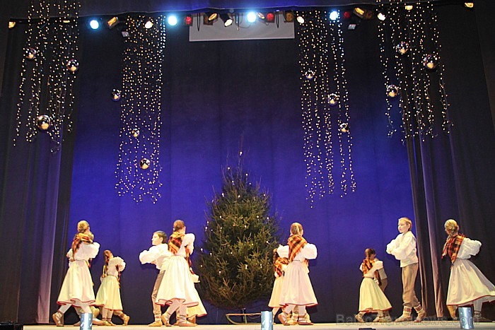 Ziemassvētku koncerts 22.12.2012 kopā ar Svilpastēm Ogres Kultūras centrā - www.latvijascentrs.lv Ziemassvētku koncerts 22.12.2012 kopā ar Svilpastēm Ogres Kultūras centrā - www.latvijascentrs.lv 86686