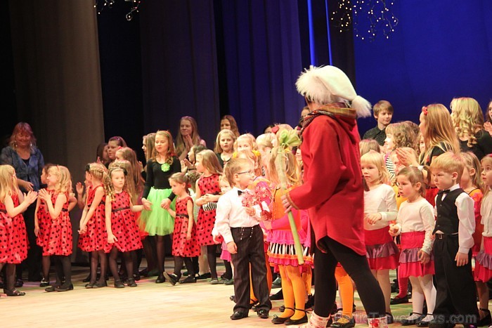 Ziemassvētku koncerts 22.12.2012 kopā ar Svilpastēm Ogres Kultūras centrā - www.latvijascentrs.lv Ziemassvētku koncerts 22.12.2012 kopā ar Svilpastēm Ogres Kultūras centrā - www.latvijascentrs.lv 86688