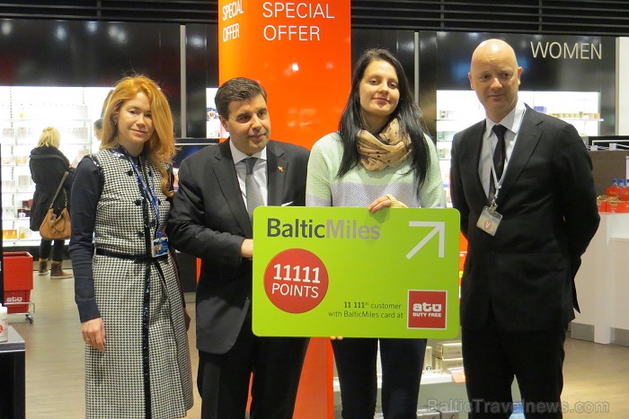 20.12.2012 Starptautiskajā lidostā Rīga 11 111. pircējs ar BalticMiles karti saņēma 11 111 bonusa punktus no ATU Duty Free 20.12.2012 Starptautiskajā lidostā Rīga 11 111. pircējs ar BalticMiles karti saņēma 11 111 bonusa punktus no ATU Duty Free 86741
