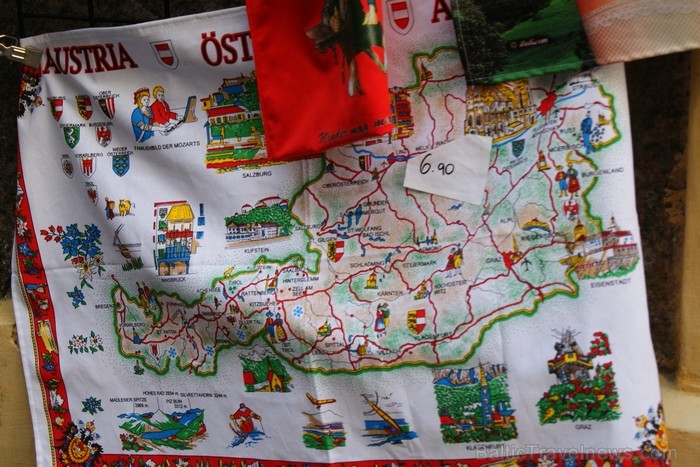 Insbruka atrodas Austrijas rietumos pie Innas upes un ir Alpu kalnu ieskauta. Pilsēta divas reizes uzņēmusi ziemas Olimpisko spēļu dalībniekus. Insbruka atrodas Austrijas rietumos pie Innas upes un ir Alpu kalnu ieskauta. Pilsēta divas reizes uzņēmusi ziemas Olimpisko spēļu dalībniekus. 87131