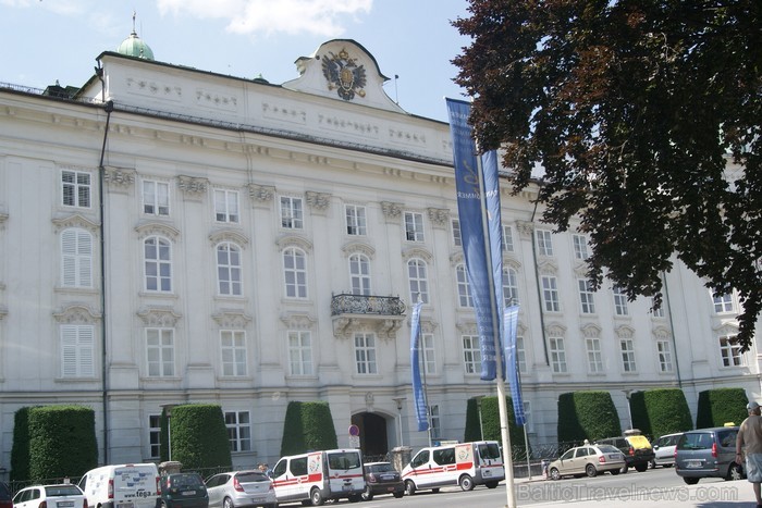 Insbruka atrodas Austrijas rietumos pie Innas upes un ir Alpu kalnu ieskauta. Pilsēta divas reizes uzņēmusi ziemas Olimpisko spēļu dalībniekus. Insbruka atrodas Austrijas rietumos pie Innas upes un ir Alpu kalnu ieskauta. Pilsēta divas reizes uzņēmusi ziemas Olimpisko spēļu dalībniekus. 87145