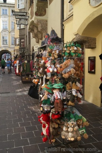 Insbruka atrodas Austrijas rietumos pie Innas upes un ir Alpu kalnu ieskauta. Pilsēta divas reizes uzņēmusi ziemas Olimpisko spēļu dalībniekus. Insbruka atrodas Austrijas rietumos pie Innas upes un ir Alpu kalnu ieskauta. Pilsēta divas reizes uzņēmusi ziemas Olimpisko spēļu dalībniekus. 87149