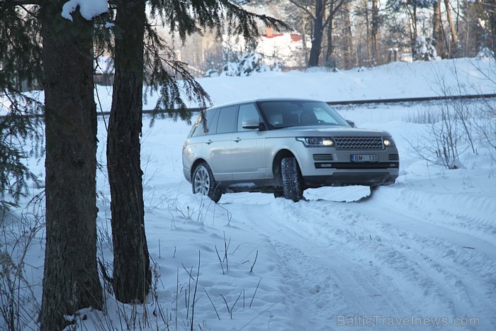 Range Rover SDV8 Vogue svars ir 2360 kg, taču 700 Nm griezes moments automašīnu ļauj «spridzināt» un 8 pārnesumu automātiskā kārba taupīt Range Rover SDV8 Vogue svars ir 2360 kg, taču 700 Nm griezes moments automašīnu ļauj «spridzināt» un 8 pārnesumu automātiskā kārba taupīt 87387