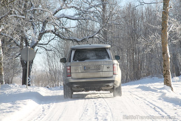 Range Rover SDV8 Vogue degvielas tvertnē var ieliet 105 litrus dīzeļdegvielas, kas izdevīgā variantā ļauj nobraukt 1215 km Range Rover SDV8 Vogue degvielas tvertnē var ieliet 105 litrus dīzeļdegvielas, kas izdevīgā variantā ļauj nobraukt 1215 km 87392