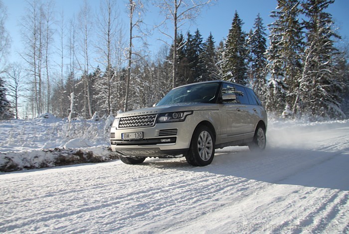Range Rover SDV8 Vogue var salīdzināt tikai ar «lielceļu jahtu», jo auto gaitas kvalitāte ir priekšzīmīga un autovadītājam īpaši nav jāuztraucas par c Range Rover SDV8 Vogue var salīdzināt tikai ar «lielceļu jahtu», jo auto gaitas kvalitāte ir priekšzīmīga un autovadītājam īpaši nav jāuztraucas par c 87395