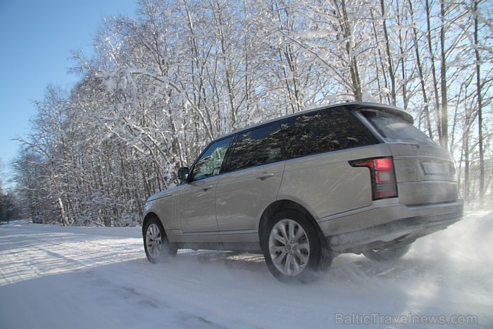 Range Rover SDV8 Vogue ir arī stabilitātes paraugs, jo 1.84 metru augstajam modelim nav veco modeļu kaites, proti, izskausta virsbūves svārstīšanās lī Range Rover SDV8 Vogue ir arī stabilitātes paraugs, jo 1.84 metru augstajam modelim nav veco modeļu kaites, proti, izskausta virsbūves svārstīšanās lī 87396