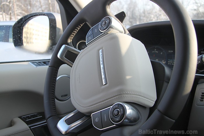 Range Rover SDV8 Vogue apgriešanās radiuss ir 12,3 metri, taču auto lielie gabarīti var sagādāt neērtības lielveikalu autostāvvietās Range Rover SDV8 Vogue apgriešanās radiuss ir 12,3 metri, taču auto lielie gabarīti var sagādāt neērtības lielveikalu autostāvvietās 87397