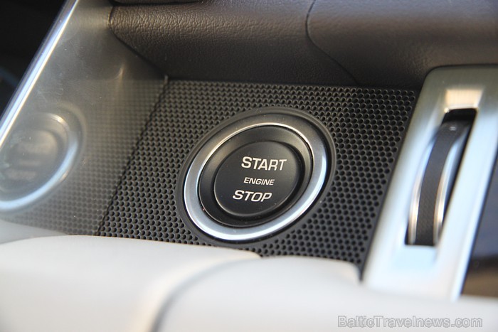 Range Rover SDV8 Vogue nav klasiskās aizdedzes... auto motors tiek iedarbināts un slāpēts ar pogas palīdzību Range Rover SDV8 Vogue nav klasiskās aizdedzes... auto motors tiek iedarbināts un slāpēts ar pogas palīdzību 87398