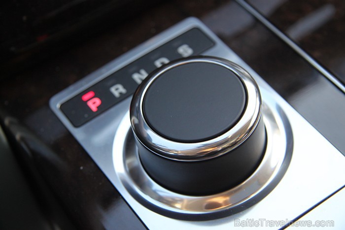 Range Rover SDV8 Vogue piedāvā oriģinālu automātisko pārnesu kārbas slēdzi, kas ļauj eleganti un precīzi pārslēgt pozīcijas Range Rover SDV8 Vogue piedāvā oriģinālu automātisko pārnesu kārbas slēdzi, kas ļauj eleganti un precīzi pārslēgt pozīcijas 87400