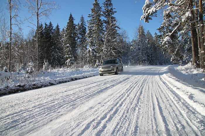 Range Rover SDV8 Vogue jaunās paaudzes Terrain-Response sistēma analizē braukšanas apstākļus un automātiski izvēlas segumam piemērotākos automobiļa ie Range Rover SDV8 Vogue jaunās paaudzes Terrain-Response sistēma analizē braukšanas apstākļus un automātiski izvēlas segumam piemērotākos automobiļa ie 87403