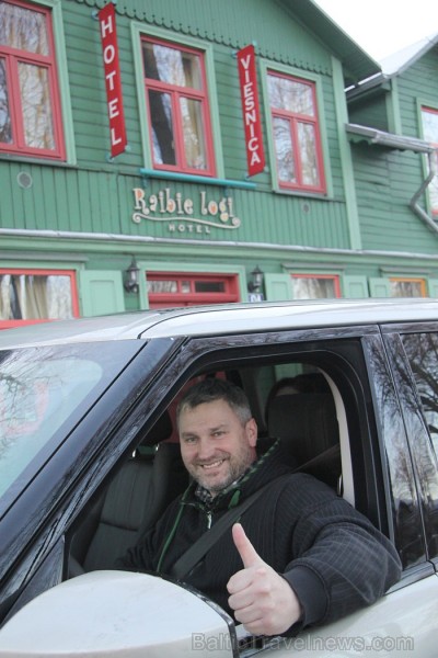 Ventspils viesnīcas «Raibie logi» īpašnieka Guntara Seiļa vērtējums par jauno Range Rover SDV8 Vogue ir skaidri nolasāms Ventspils viesnīcas «Raibie logi» īpašnieka Guntara Seiļa vērtējums par jauno Range Rover SDV8 Vogue ir skaidri nolasāms 87425