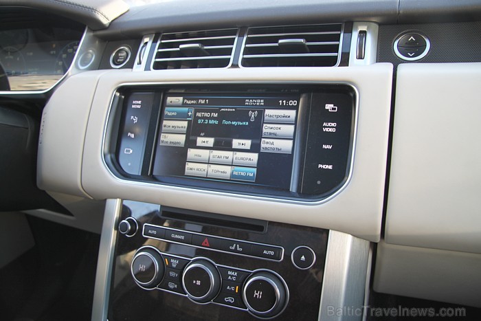 Mūsu testētais modelis Range Rover SDV8 Vogue piedāvāja izvēlēties tikai krievu un grieķu valodu, bet droši vien pēc pircēja vēlēšanās ir pieejamas ar Mūsu testētais modelis Range Rover SDV8 Vogue piedāvāja izvēlēties tikai krievu un grieķu valodu, bet droši vien pēc pircēja vēlēšanās ir pieejamas ar 87428