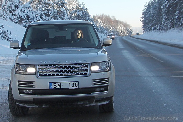 Range Rover SDV8 Vogue ar 6,9 sekundēm līdz 100 km/h un respektablo lielumu signalizēs, ka automašīnas īpašnieks kā satiksmes dalībnieks ir ievērojams Range Rover SDV8 Vogue ar 6,9 sekundēm līdz 100 km/h un respektablo lielumu signalizēs, ka automašīnas īpašnieks kā satiksmes dalībnieks ir ievērojams 87430