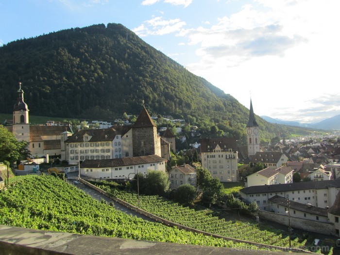 Šveices DA daļā atrodas vecākā Šveices pilsēta un kantona Graubünden galvaspilsēta - Chur. www.myswitzerland.com Šveices DA daļā atrodas vecākā Šveices pilsēta un kantona Graubünden galvaspilsēta - Chur. www.myswitzerland.com 87600