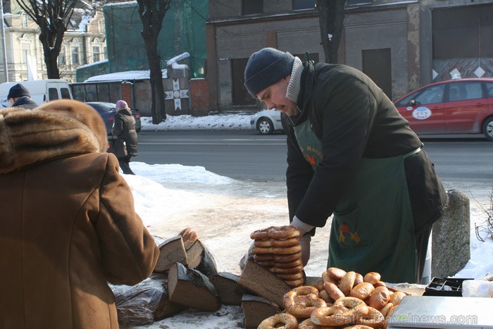 Tirdziņš Kalnciema kvartālā priecēja apmeklētājus ar garšīgiem un veselīgiem produktiem un interesantiem amatniecības izstrādājumiem. www.kalnciemaiel Tirdziņš Kalnciema kvartālā priecēja apmeklētājus ar garšīgiem un veselīgiem produktiem un interesantiem amatniecības izstrādājumiem. www.kalnciemaiel 88732