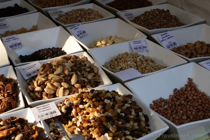 Tirdziņš Kalnciema kvartālā priecēja apmeklētājus ar garšīgiem un veselīgiem produktiem un interesantiem amatniecības izstrādājumiem. www.kalnciemaiel Tirdziņš Kalnciema kvartālā priecēja apmeklētājus ar garšīgiem un veselīgiem produktiem un interesantiem amatniecības izstrādājumiem. www.kalnciemaiel 88744
