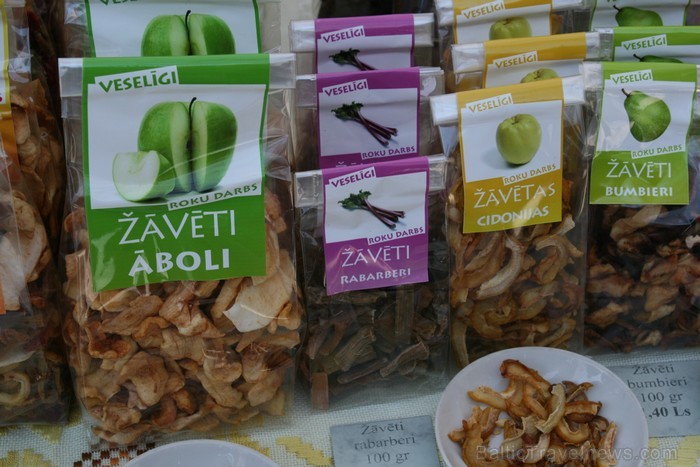 Tirdziņš Kalnciema kvartālā priecēja apmeklētājus ar garšīgiem un veselīgiem produktiem un interesantiem amatniecības izstrādājumiem. www.kalnciemaiel Tirdziņš Kalnciema kvartālā priecēja apmeklētājus ar garšīgiem un veselīgiem produktiem un interesantiem amatniecības izstrādājumiem. www.kalnciemaiel 88745