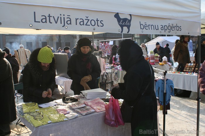 Tirdziņš Kalnciema kvartālā priecēja apmeklētājus ar garšīgiem un veselīgiem produktiem un interesantiem amatniecības izstrādājumiem. www.kalnciemaiel Tirdziņš Kalnciema kvartālā priecēja apmeklētājus ar garšīgiem un veselīgiem produktiem un interesantiem amatniecības izstrādājumiem. www.kalnciemaiel 88751