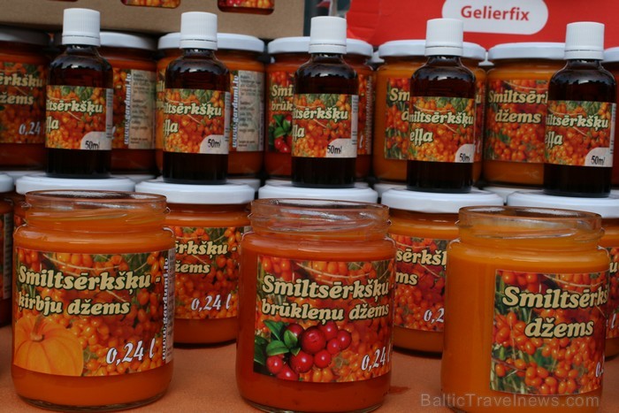 Tirdziņš Kalnciema kvartālā priecēja apmeklētājus ar garšīgiem un veselīgiem produktiem un interesantiem amatniecības izstrādājumiem. www.kalnciemaiel Tirdziņš Kalnciema kvartālā priecēja apmeklētājus ar garšīgiem un veselīgiem produktiem un interesantiem amatniecības izstrādājumiem. www.kalnciemaiel 88753