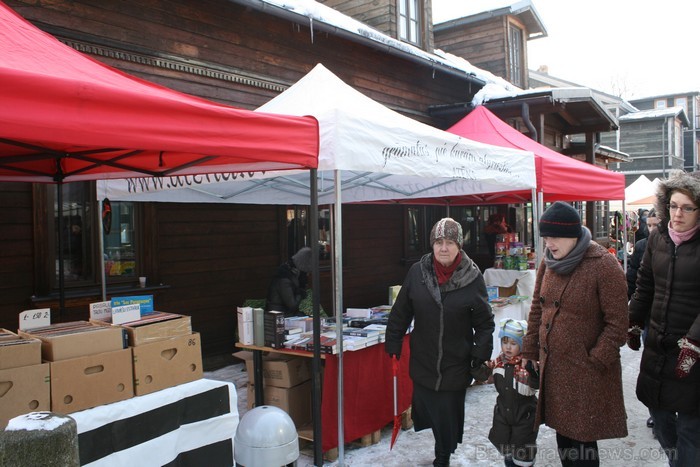 Tirdziņš Kalnciema kvartālā priecēja apmeklētājus ar garšīgiem un veselīgiem produktiem un interesantiem amatniecības izstrādājumiem. www.kalnciemaiel Tirdziņš Kalnciema kvartālā priecēja apmeklētājus ar garšīgiem un veselīgiem produktiem un interesantiem amatniecības izstrādājumiem. www.kalnciemaiel 88754
