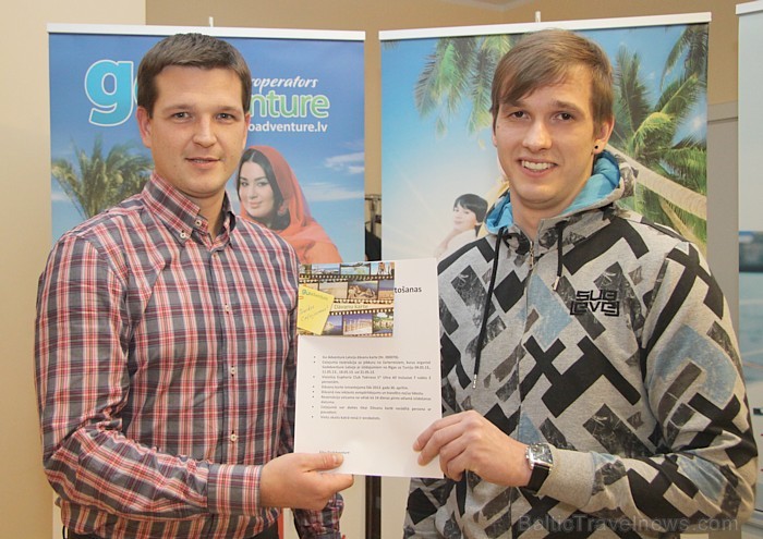 Galveno balvu no tūroperatora «GoAdventure Latvija» pasniedz kompānijas direktors Latvijā Aleksejs Kriščuks (no kreisās) un to saņēm Mārtiņš Ķimenis Galveno balvu no tūroperatora «GoAdventure Latvija» pasniedz kompānijas direktors Latvijā Aleksejs Kriščuks (no kreisās) un to saņēm Mārtiņš Ķimenis 89025