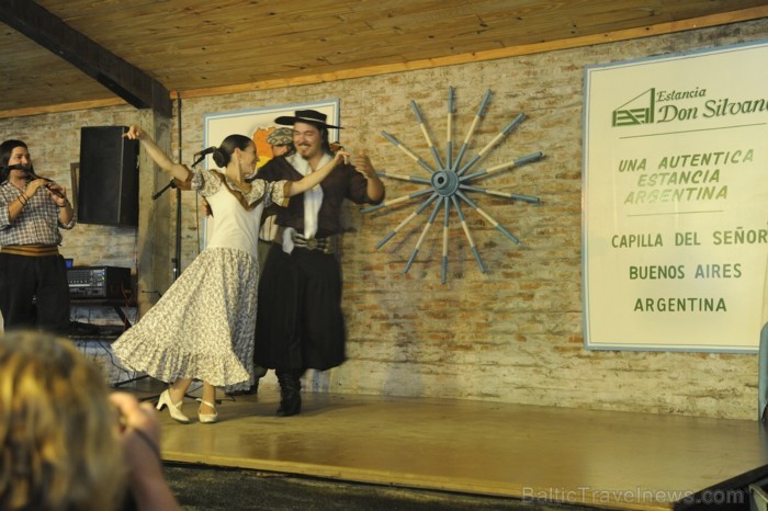 Pēc gardajām pusdienām, protams, ar argentīniešu vīniem, baudām pusdienu šovu - www.traveltime.lv Pēc gardajām pusdienām, protams, ar argentīniešu vīniem, baudām pusdienu šovu - www.traveltime.lv 89368