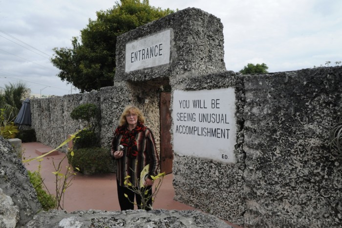 Velta pie ieejas Koraļu pilī. Pils atrodas Homestead, netālu no Miami. Kāds latvietis no koraļļu bluķiem izveidoja pili savai mīļotajai sievietei. Pil 89454