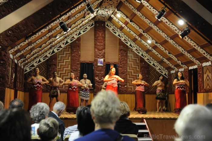 Tradicionālās Jaunzēlandes mauru vakariņas. Hangi ir krāsns, kas ir iebūvēta zemē, tajā var cept gan gaļu, gan zivis, kā arī dārzeņus, bet pirms vakar 89467