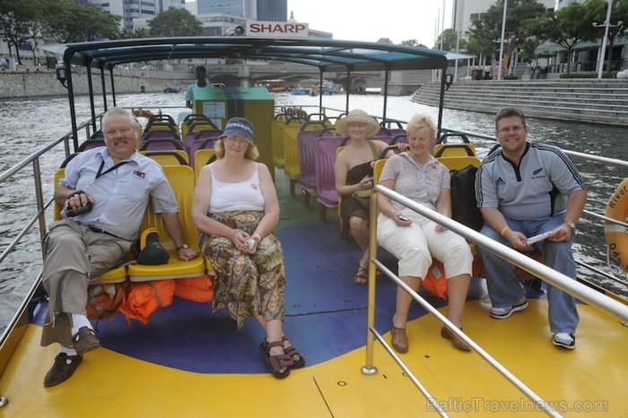 Grupa braucienā pa Singapūras centrālo upi - viena no īsākajām upēm, pa kuru var doties izbraukumā ar laivu – kopā 1,5 kilometri - www.traveltime.lv Grupa braucienā pa Singapūras centrālo upi - viena no īsākajām upēm, pa kuru var doties izbraukumā ar laivu – kopā 1,5 kilometri - www.traveltime.lv 89579