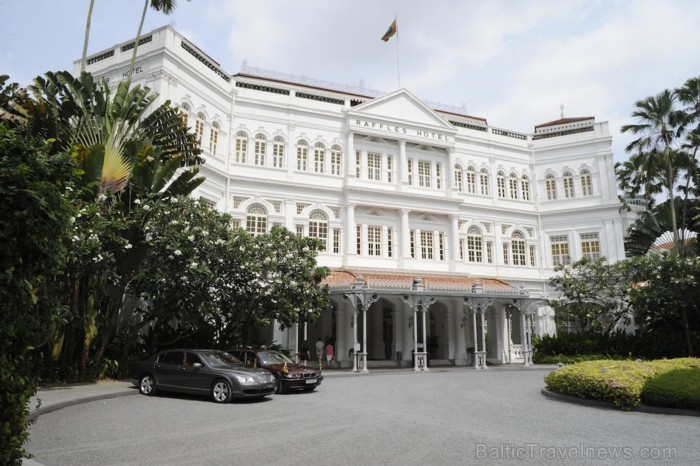 Raffles Hotel bārā grupa baudīja oriģinālo Singapūras Sling dzērienu, kas gan nav lēts, proti, 10 Ls vienai personai - www.traveltime.lv Raffles Hotel bārā grupa baudīja oriģinālo Singapūras Sling dzērienu, kas gan nav lēts, proti, 10 Ls vienai personai - www.traveltime.lv 89584