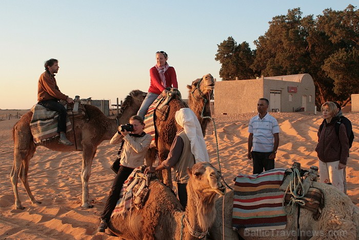 Dodies ar kamieli iepazīt Sahāras saullēktu Tunisijā. Vairāk informācijas par Tunisiju kā tūrisma galamērķi www.tourisme.gov.tn Dodies ar kamieli iepazīt Sahāras saullēktu Tunisijā. Vairāk informācijas par Tunisiju kā tūrisma galamērķi www.tourisme.gov.tn 90029