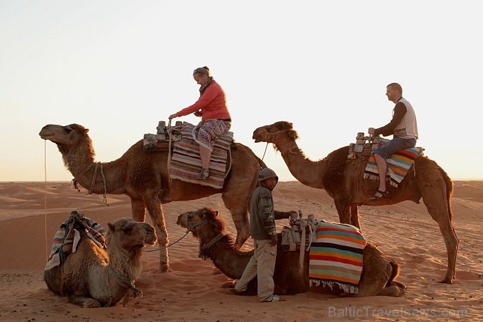 Dodies ar kamieli iepazīt Sahāras saullēktu Tunisijā. Vairāk informācijas par Tunisiju kā tūrisma galamērķi www.tourisme.gov.tn Dodies ar kamieli iepazīt Sahāras saullēktu Tunisijā. Vairāk informācijas par Tunisiju kā tūrisma galamērķi www.tourisme.gov.tn 90030